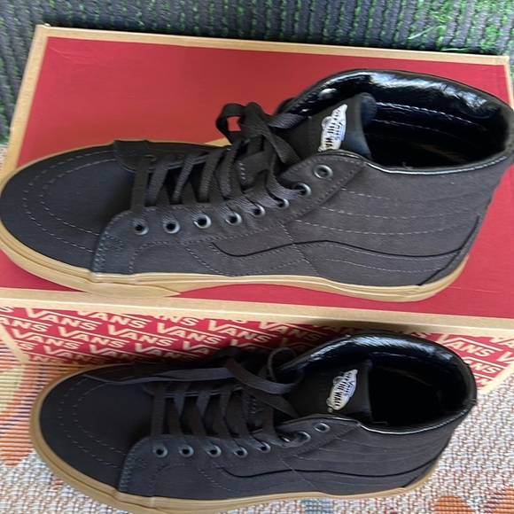 Vans WMNS Sk8-Hi Reissue (Canvas Gum) Black/Lghtgm
VN0A2XSBL0D
Sneakers - Picture 3 of 16